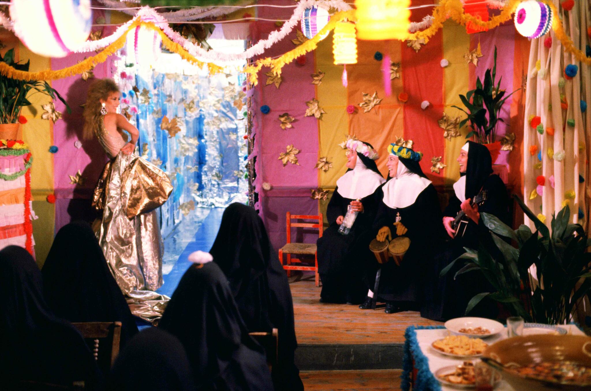 【修女夜難熬 經典數位修復】劇照 阿莫多瓦：「電影裡的這群修女，完全做到身為基督徒的天職，包容、接納每一個身在苦難中的人。」