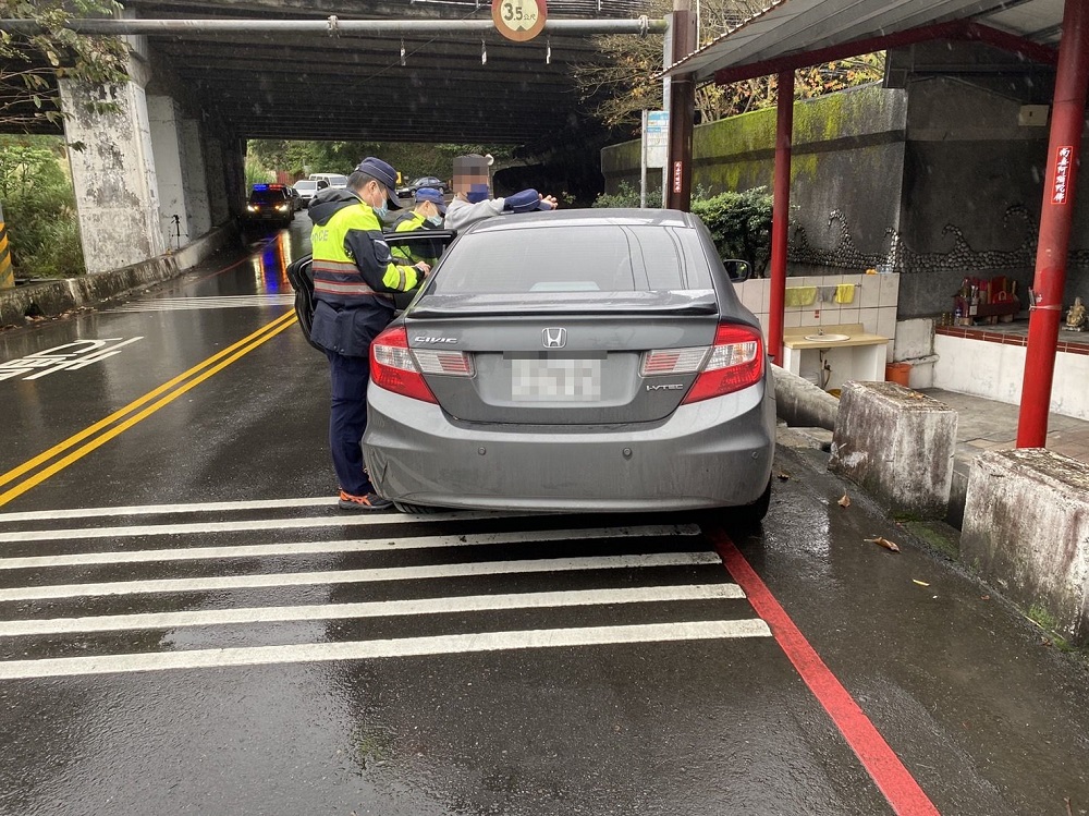 開車見臨檢急藏K盤　失控自撞甩掉路邊反露餡 9