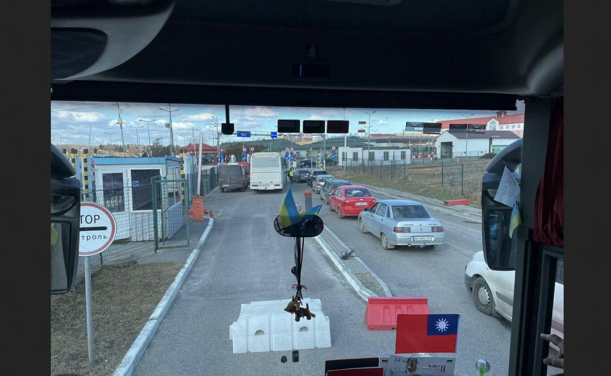 撤僑專車離開烏克蘭準備入境波蘭。