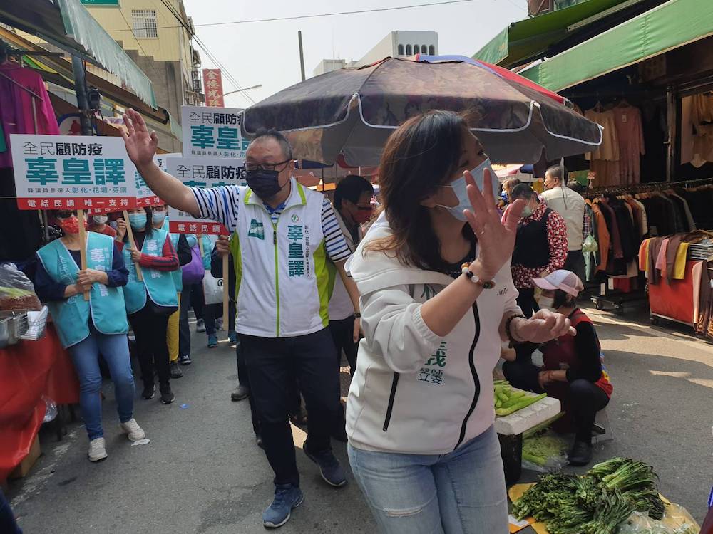 民進黨立委林靜儀今（6）日首度跨過大肚溪，偕同彰化縣議員參選人辜皇譯，親赴彰化市最大市場「三民市場」徒步掃街，用「親民形象」為其助陣（2）。