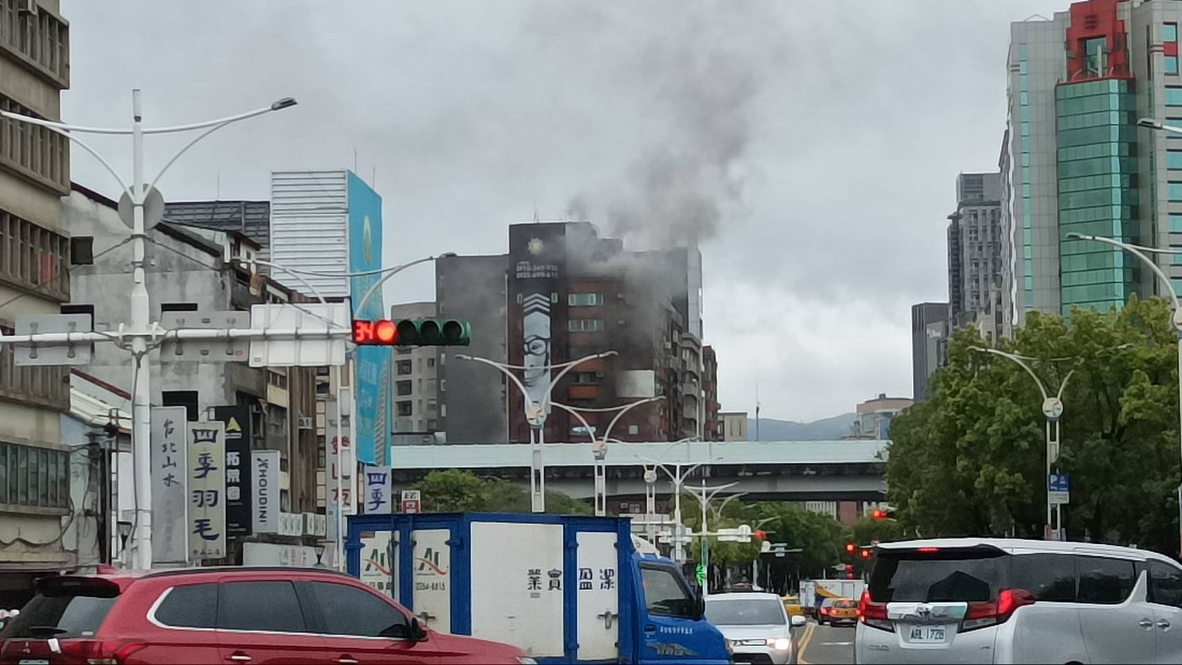 【有影】北市大樓火警／住戶擠窗邊揮毛巾求援 幸雲梯車及時救下 21