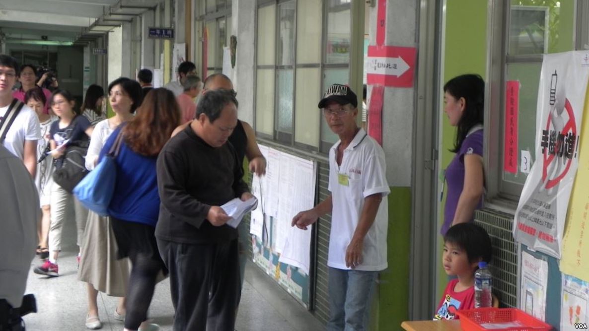 2014年台灣選民排隊等候投票。