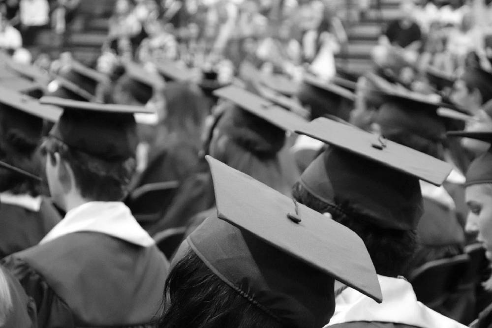 【臺灣調查網】逾六成大學生認就讀大學「高投資低報酬」、八成憂畢業低薪