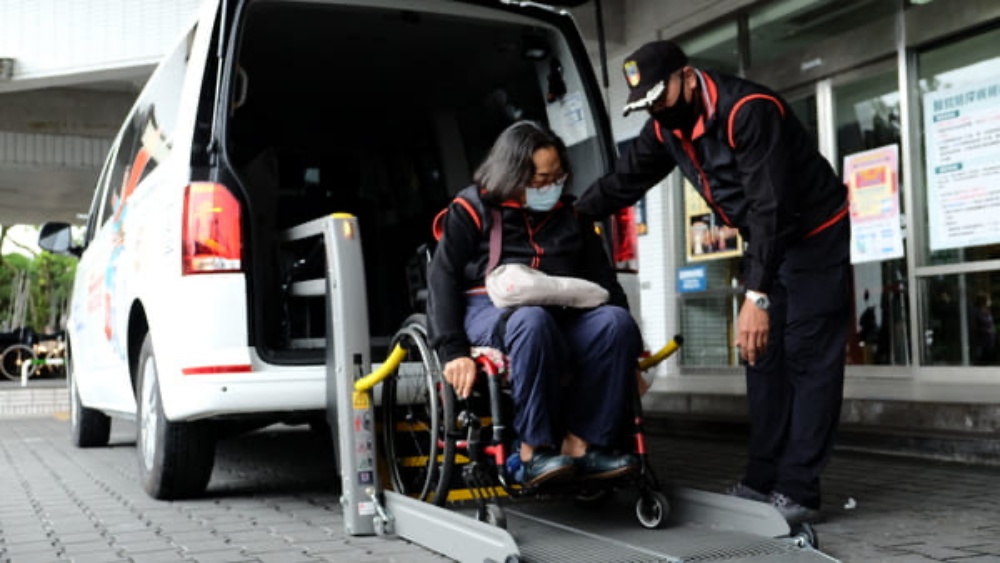 終於盼到車了！慈濟捐復康巴士助花蓮縣脊損傷友、身障失能者 11