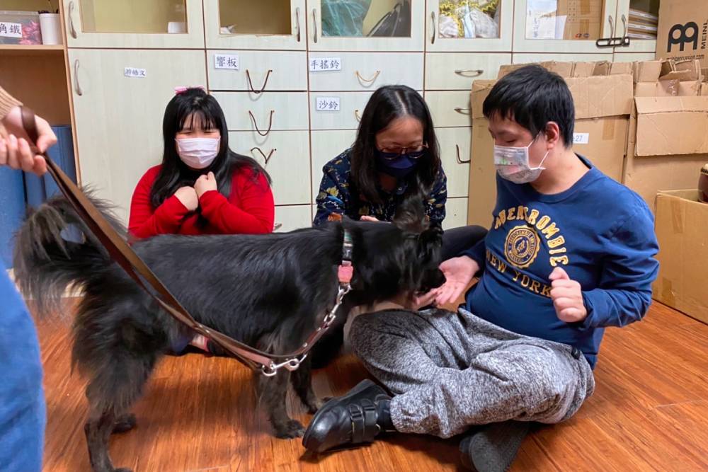 【圖說2】心輔犬團隊循序漸進的授課方式，讓台灣肯納自閉症基金會學員放鬆心情、主動 1