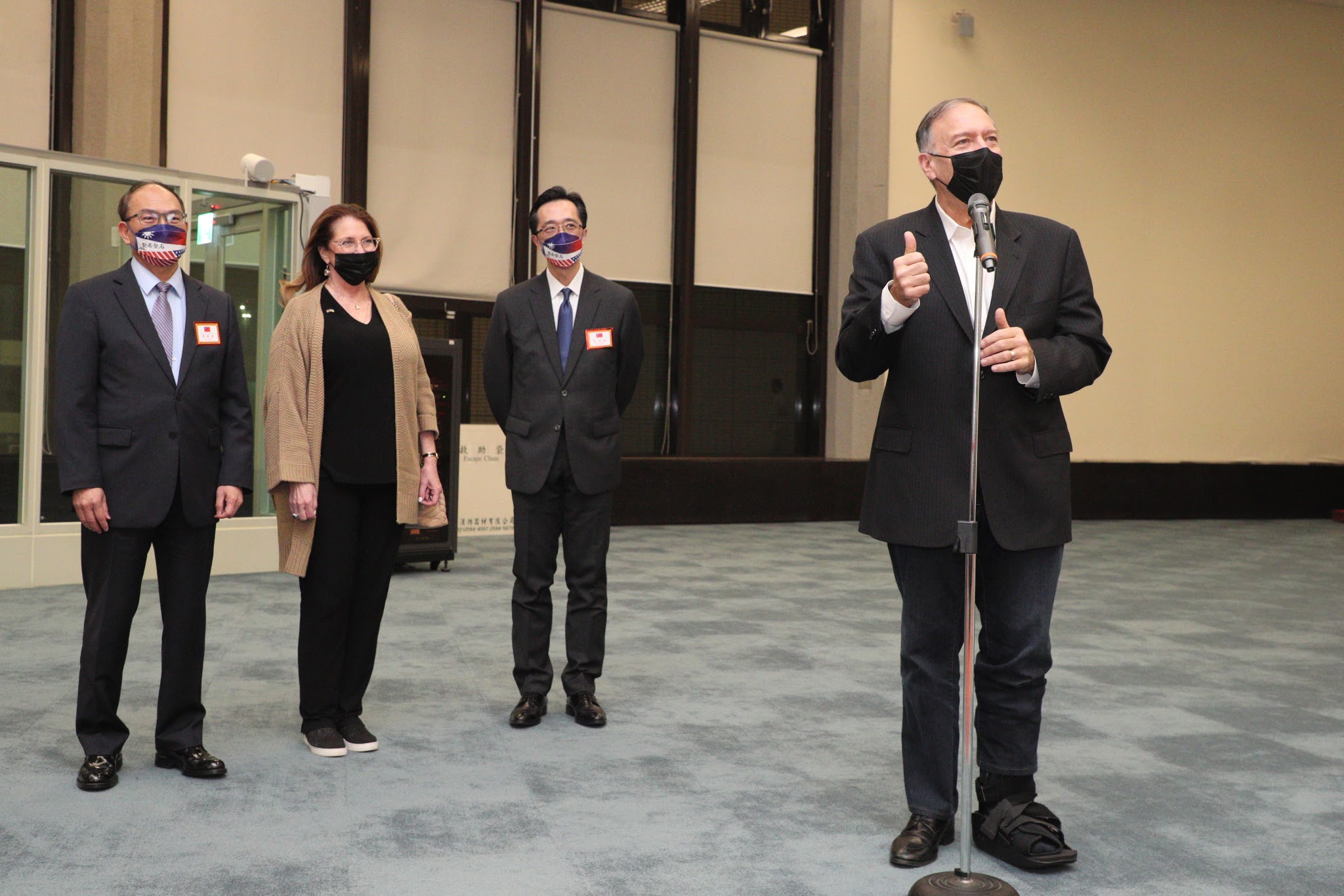 前美國國務卿龐培歐一行人3月2日晚間抵達台灣。(2)