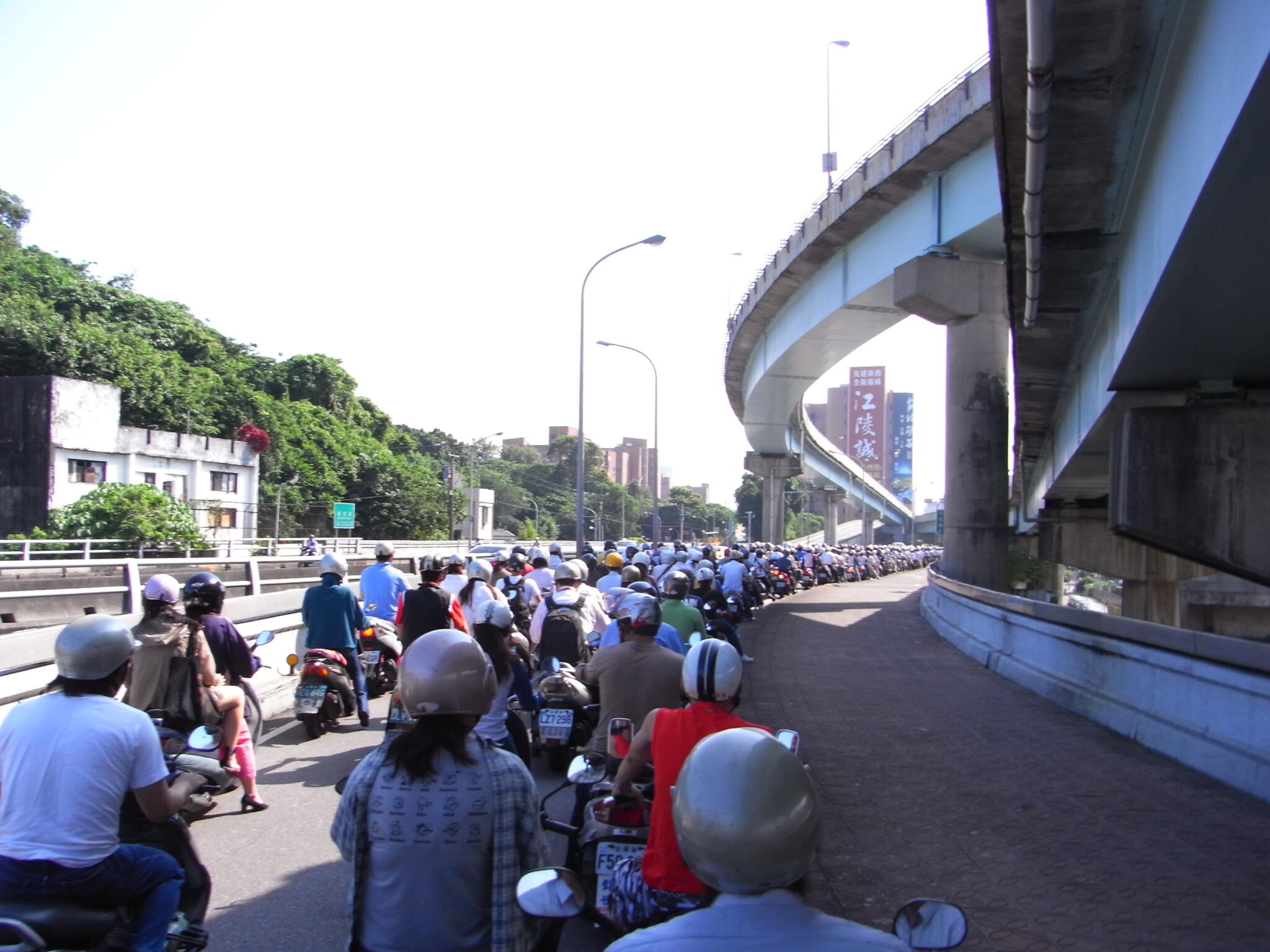 台灣民眾騎摩托車趕通勤上班的景象。