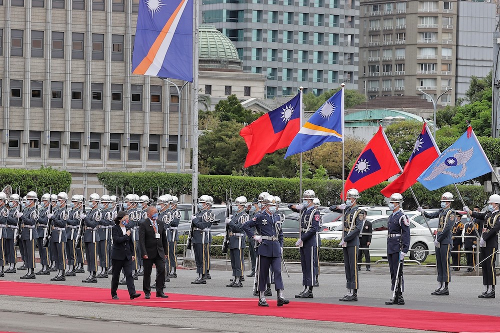 總統蔡英文今（22）日上午以隆重軍禮歡迎馬紹爾群島共和國總統柯布亞（David-Kabua）伉儷，強調「中華民國」和馬紹爾始終相互扶持。