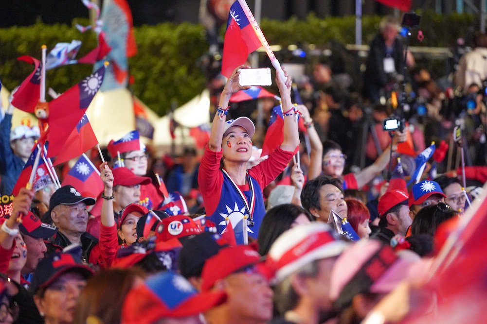 2020年總統大選，國民黨候選人韓國瑜的造勢現場，支持者身著國旗裝聲援韓國瑜。