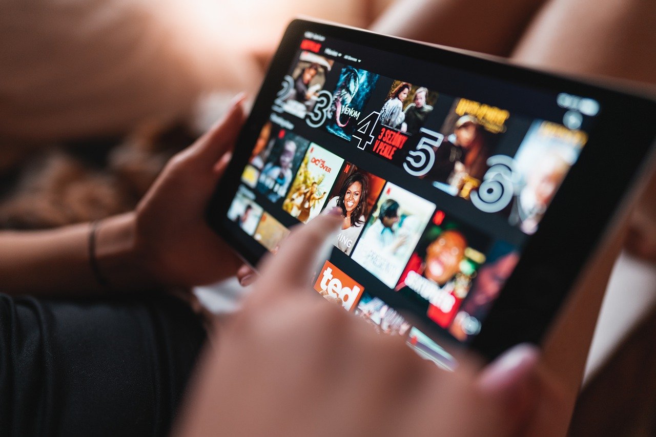 Netflix擬推含廣告、低價月費服務 專家憂恐更衝擊有線電視