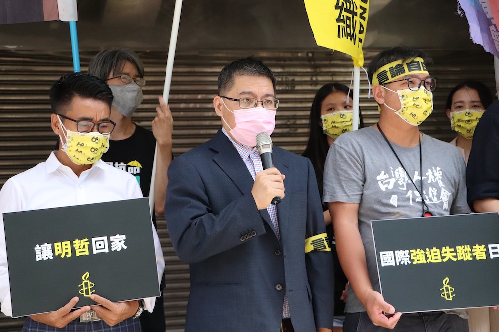 前民進黨黨工李明哲前往中國大陸，遭指控觸犯顛覆國家政權罪，台灣民間團體不停聲援，要求中共釋放李明哲。