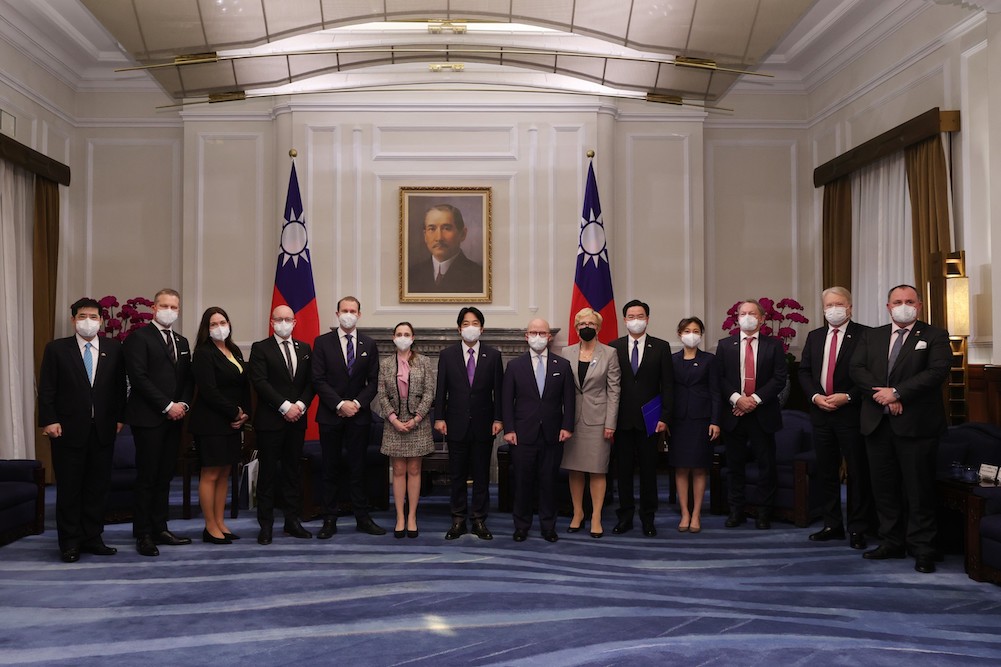 副總統賴清德4月12日上午接見「台灣-瑞典國會議員協會暨歐洲議會議員聯合訪團」，眾人合影。