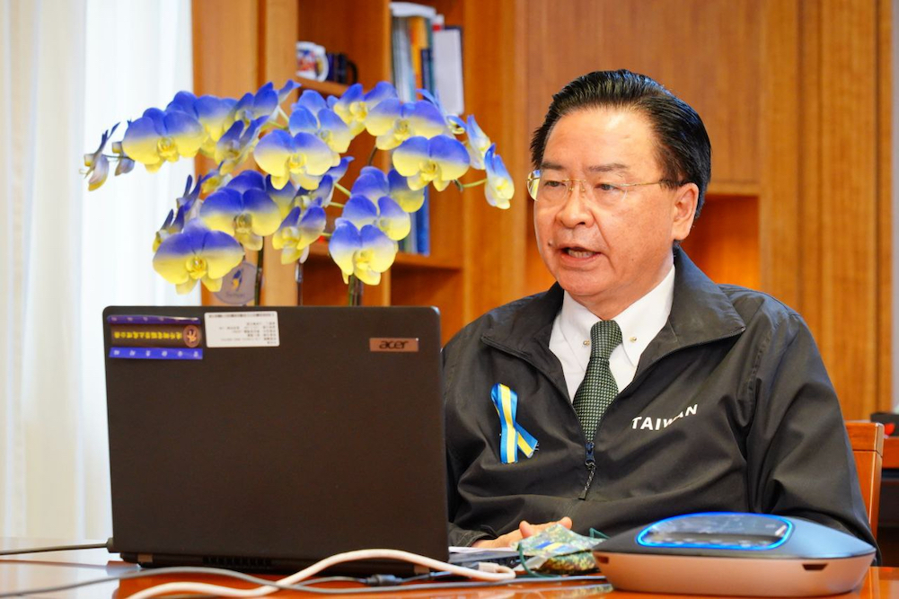 外交部長吳釗燮向基輔市長克里契科說明台灣人民擬捐贈烏克蘭800萬美元。