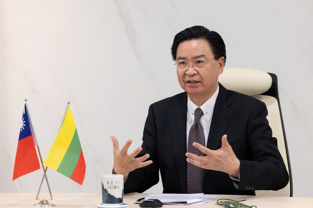 外交部長吳釗燮4月28日接受立陶宛媒體聯訪。
