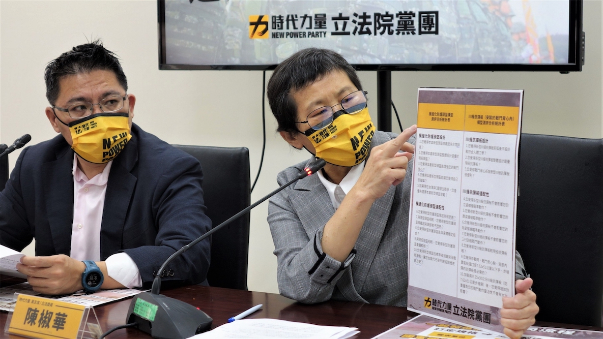 時代力量立委陳椒華（右）4月19日要求國防部檢討檢驗標準。