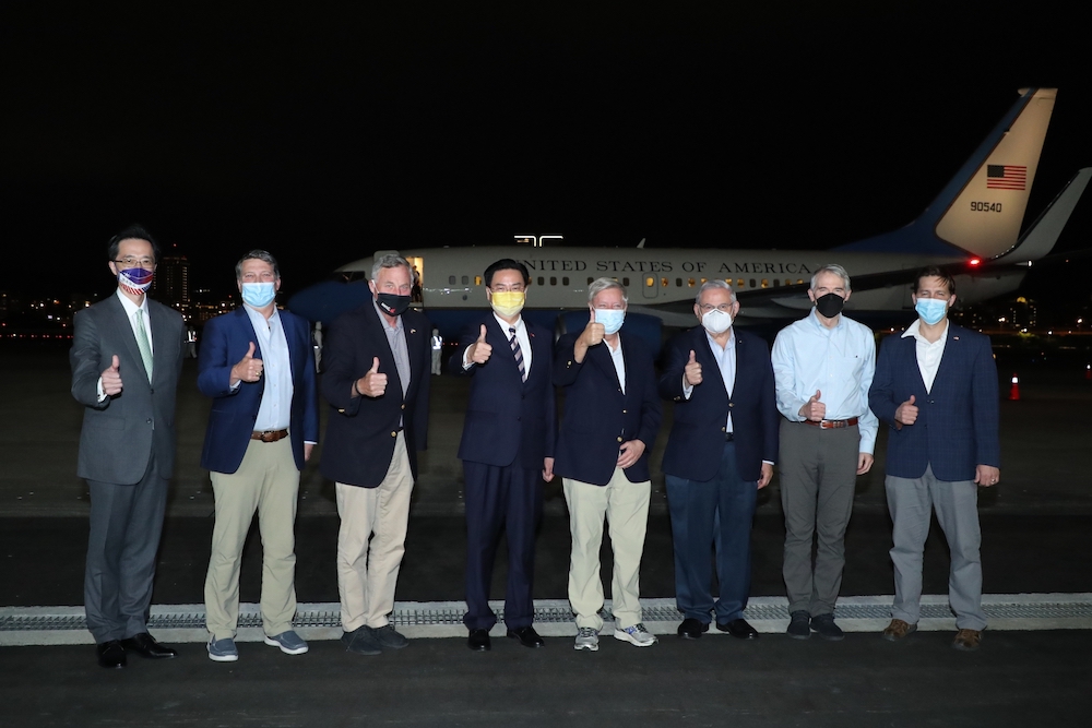 美國參議員訪團4月14日晚間抵台，外交部長吳釗燮與美國參議員訪團合影。