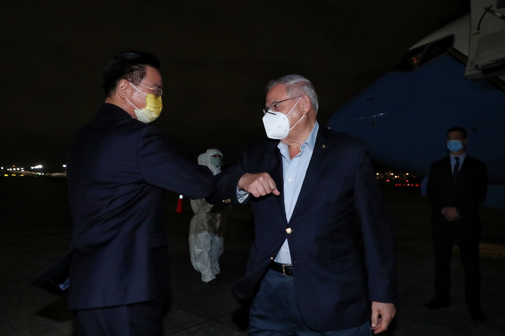 美國參議員訪團4月14日晚間抵台，外交部長吳釗燮親自接機，與對方碰肘致意。
