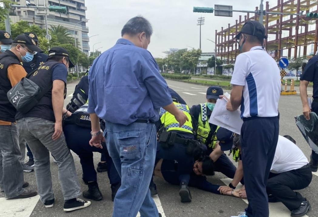 蔡英文桃園剪綵毛嘉慶陳情警察暴力砸車抓人