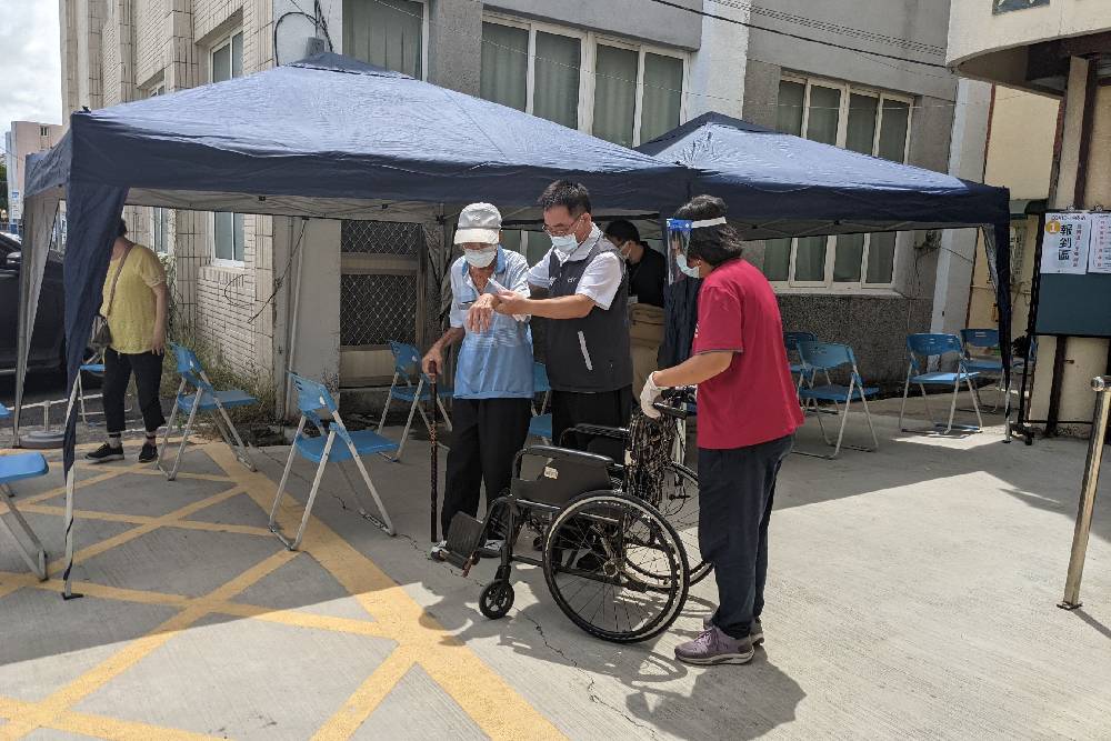 溫馨疫苗接送專車加社工進駐  讓臺南市長輩好安心