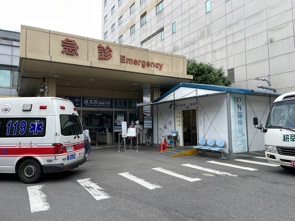 急著看PCR報告　64歲莽男失控揮拳毆打醫院職員
