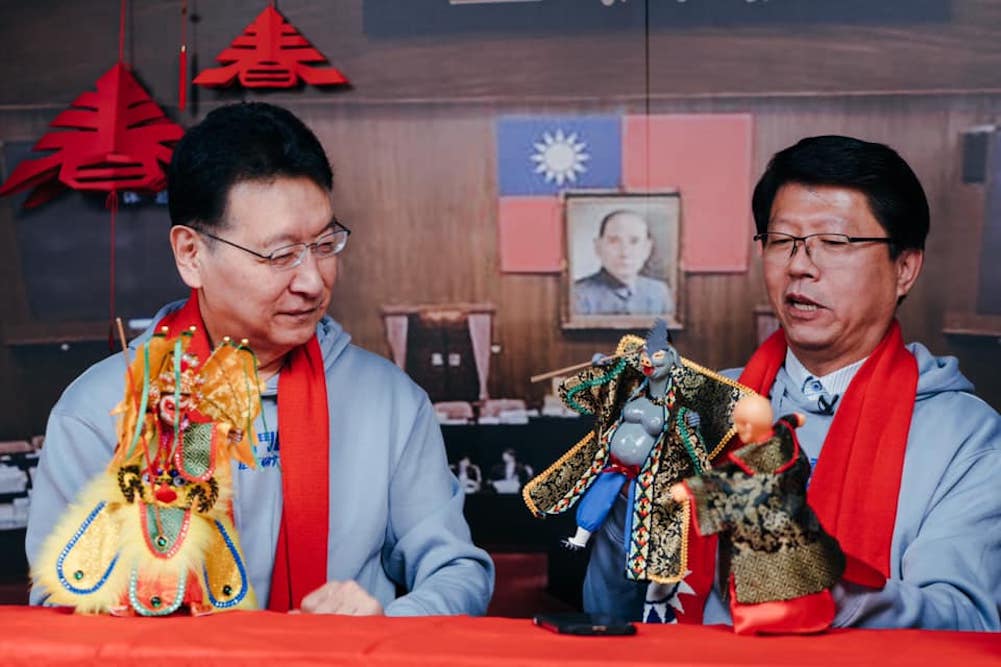 台南市議員謝龍介與中廣董事長趙少康同台，把玩布袋戲偶。