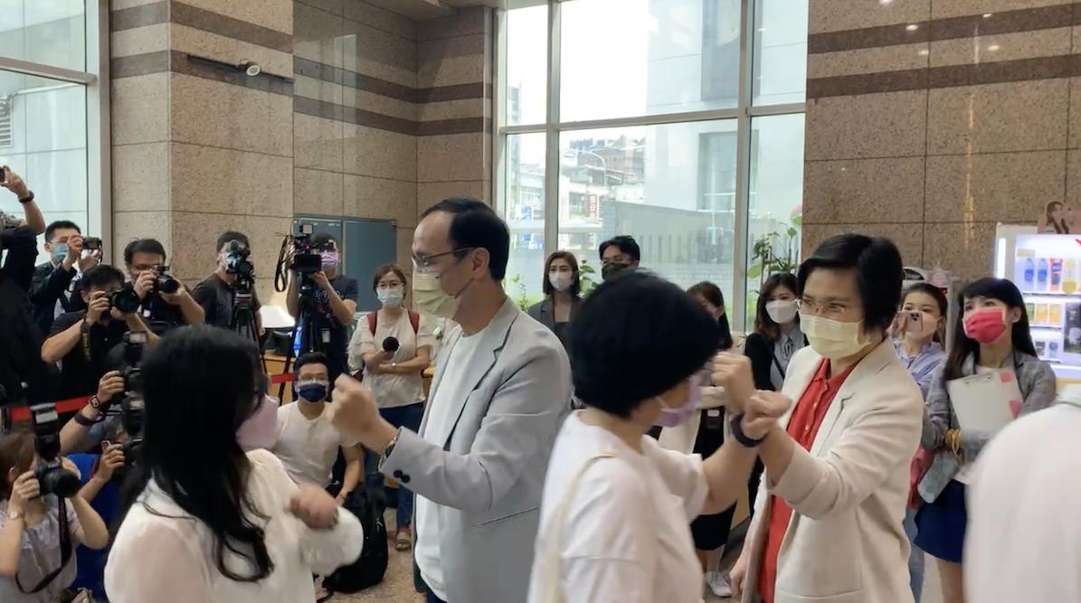 國民黨10日上午舉行前民國黨主席徐欣瑩及百位青年入黨活動，由國民黨主席朱立倫親自歡迎入黨，與徐一起和青年碰肘致意。