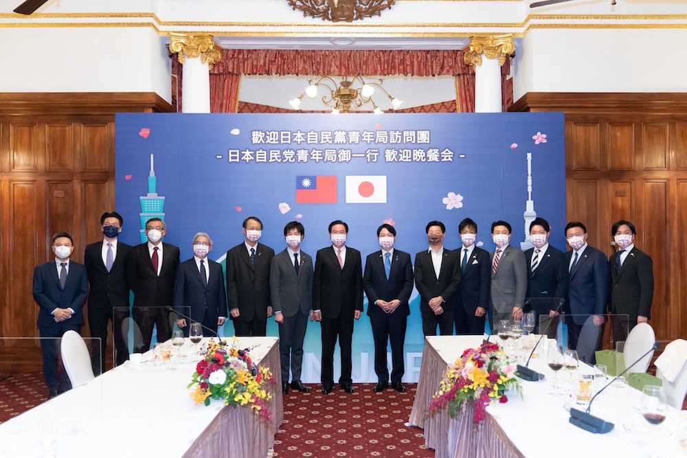 外交部3日晚間在台北賓館設宴款待日本自民黨青年局訪團。全體合影。