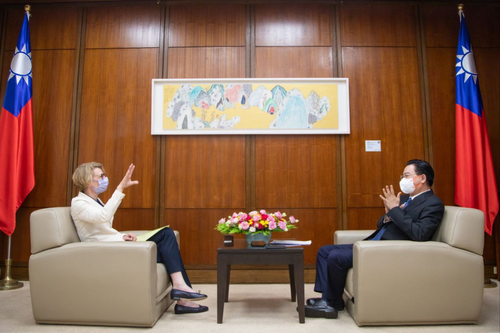 外交部長吳釗燮接受德國「法蘭克福廣訊報」（FAZ）駐東亞特派員Friederike Böge（左）專訪。