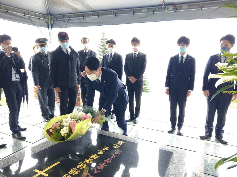 日本自民黨青年局訪團日前赴汐止五指山公墓弔唁前總統李登輝。