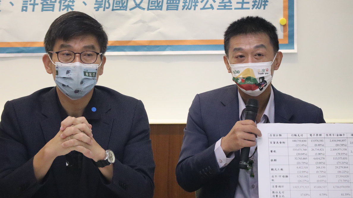 民進黨立委鍾佳濱（左）、許智傑（右）、郭國文18日召開記者會，指出經濟部推出「餐飲業行銷補助」，複雜的補助方案對小店家來說，不易申請會導致執行成效不彰。