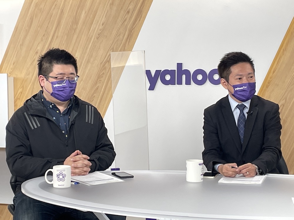 總統府發言人張惇涵（右）、民進黨副秘書長林鶴明18日接受Yahoo TV《齊有此理》專訪。張惇涵強調，蔡英文總統未跟陳時中談過選舉。