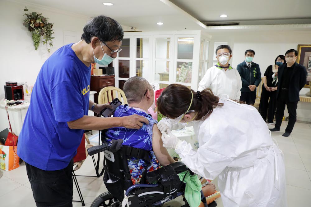 貼心到宅接種疫苗服務  臺南市協助行動不便市民建立抵抗防線