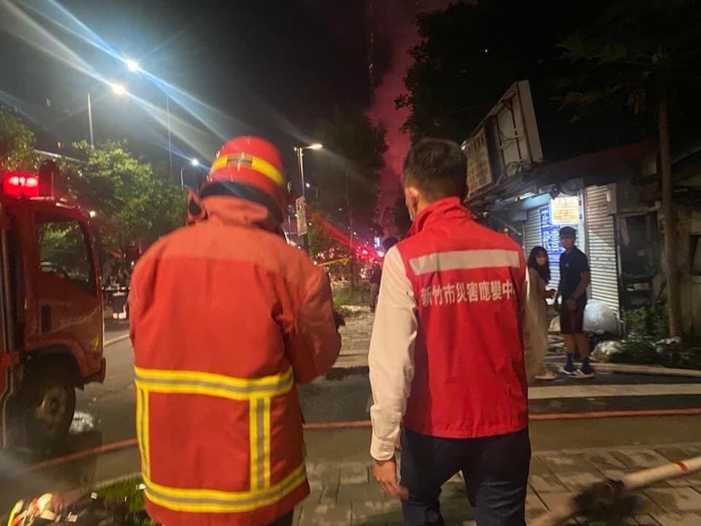新竹市長林智堅15日深夜親赴火災現場。