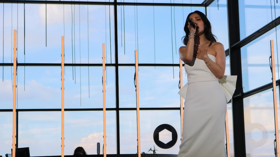 歌手陳芳語在2022哥本哈根民主峰會現場，演唱「玻璃心」。
