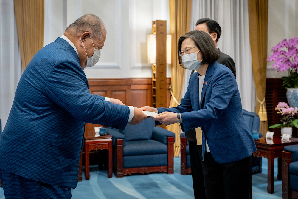 總統蔡英文20日上午接受吐瓦魯國新任駐臺特命全權大使潘恩紐（Bikenibeu Paeniu）呈遞到任國書