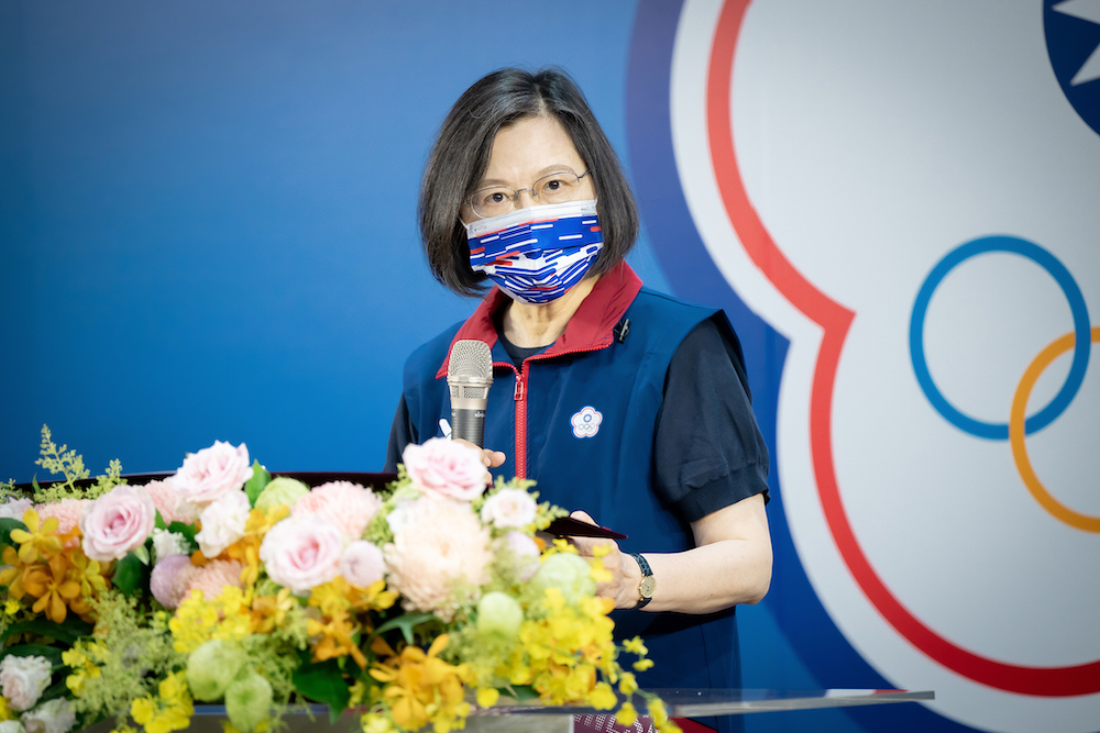 總統蔡英文27日下午出席「2022年第11屆伯明罕世界運動會」代表團授旗典禮，期許選手們讓世界看到臺灣。
