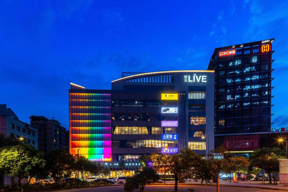 氣勢如虹！虹光LIVE大樓正式揭幕 打卡新地標點亮大直商圈