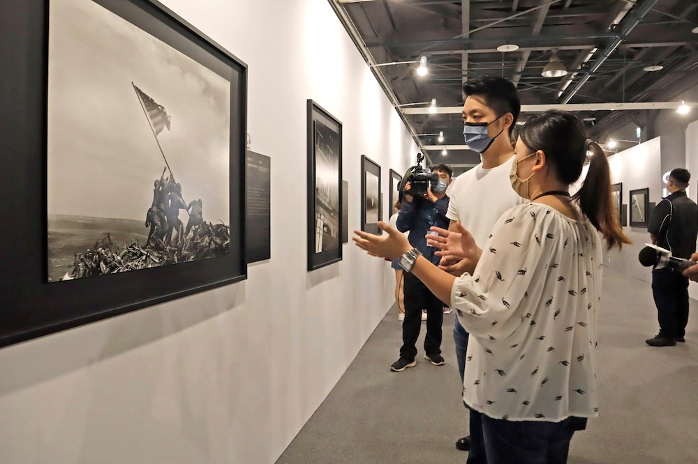 國民黨台北市長參選人蔣萬安參觀「普立茲新聞攝影獎80週年展」。