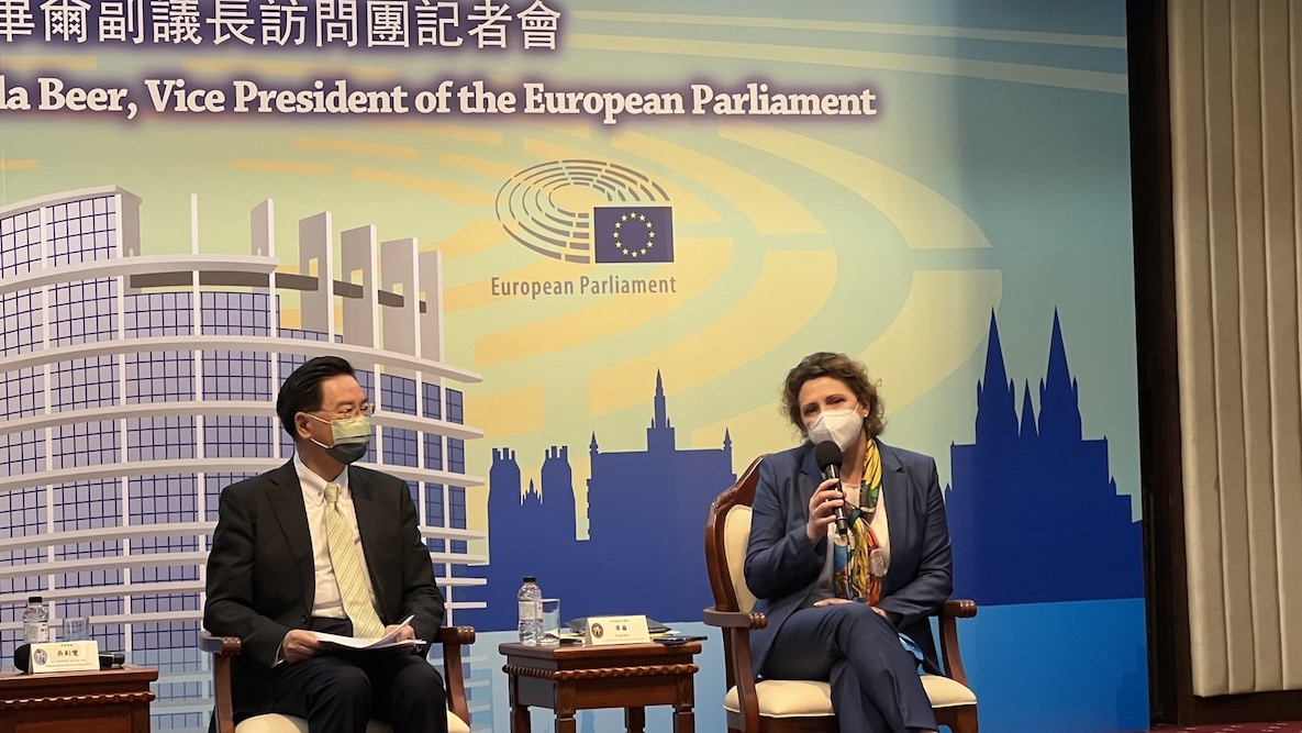 歐洲議會副議長畢爾21日下午同台外交部長吳釗燮。面對媒體提問中國方面對訪台多有施壓，畢爾說，跟台灣有對話的必要。至於台灣歐盟洽簽雙邊投資協定，外交議題得一步一步來。
