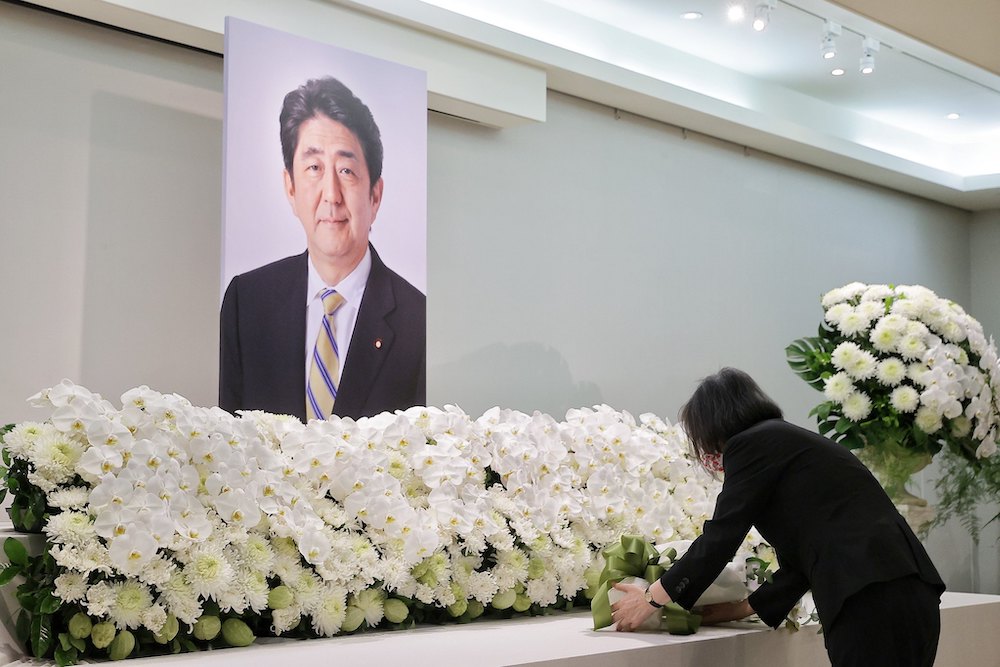 總統蔡英文11日上午前往日本台灣交流協會悼念日本前首相安倍晉三。