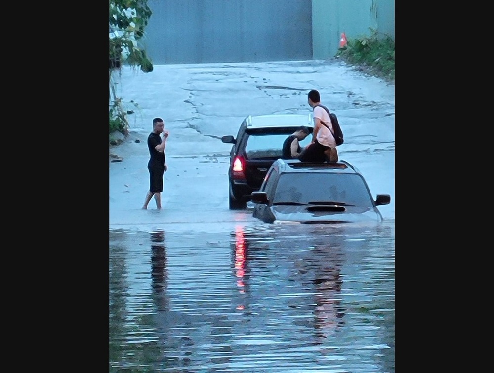 大雷雨　新北新店大停電中和街頭被淹沒