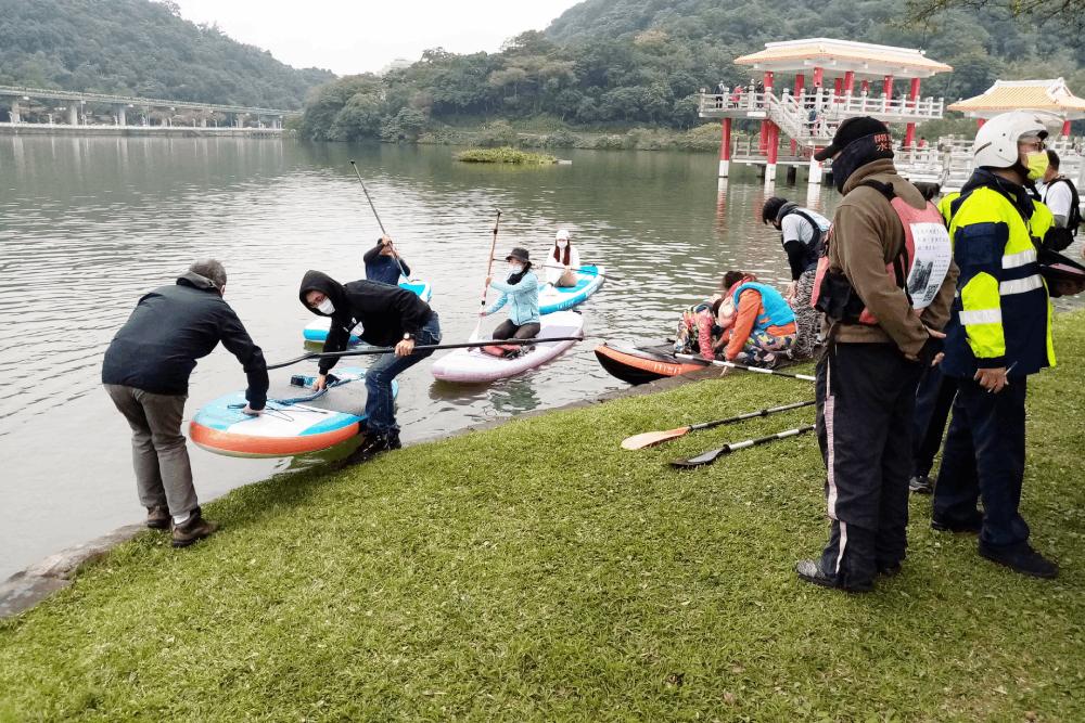 民團揪參加「樂划大湖」SUP獨木舟活動 但提醒划船會罰錢 11