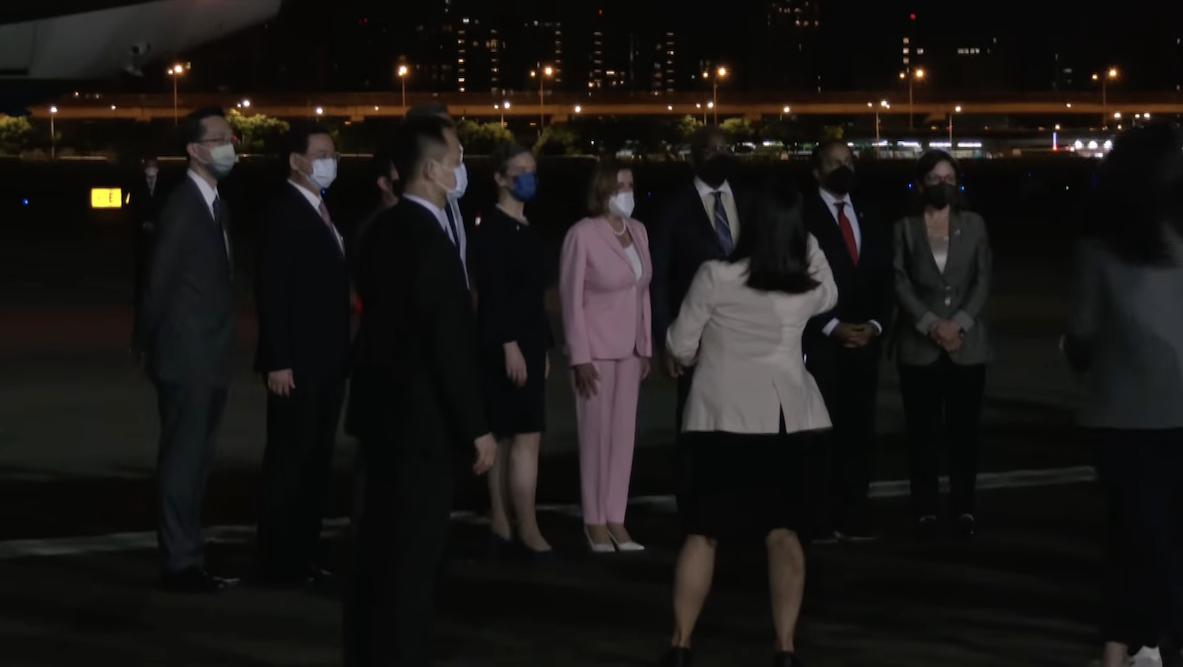 美國眾議院議長裴洛西2日晚上10時43分抵達台灣，約於10時54分至55分之間走下飛機，並與現場人等合影。