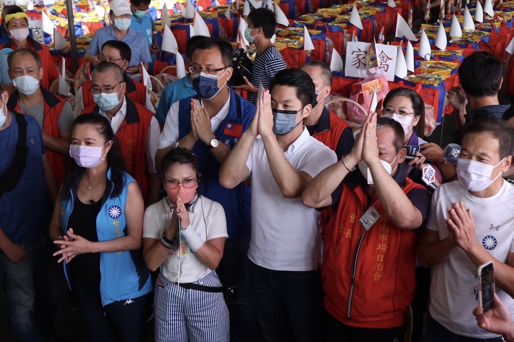 針對台南2名員警執法遇襲亡，國民黨台北市長參選人蔣萬安22日表示，應儘速破案，以告慰英靈。
