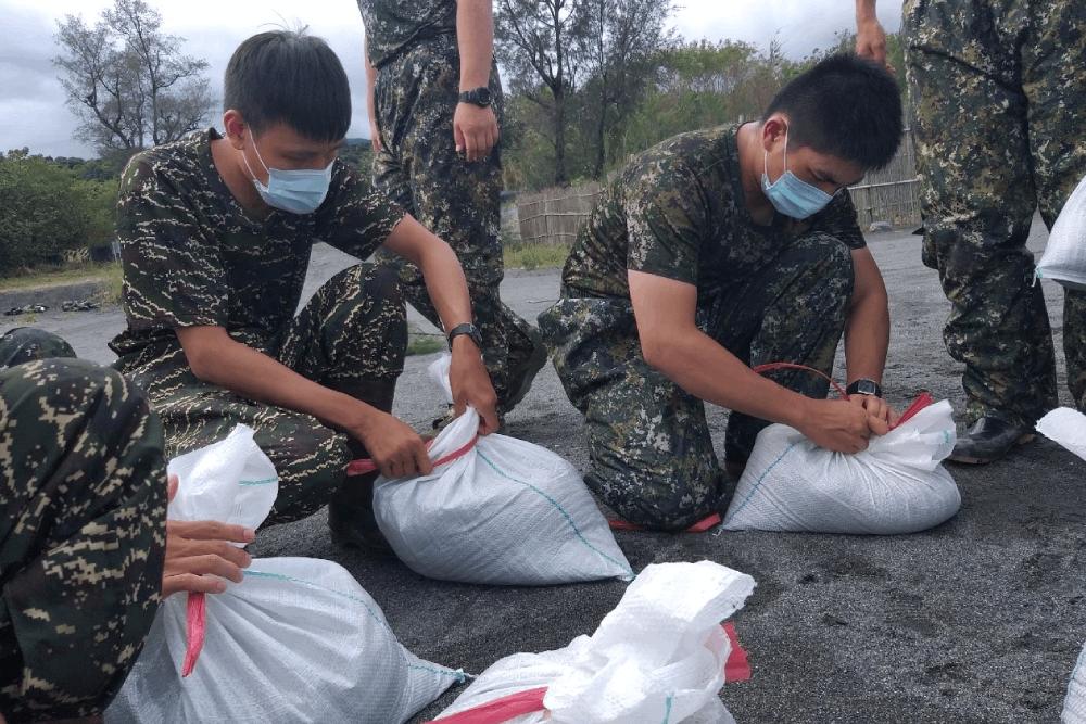 颱風暴風圈仍有擴大趨勢 新北、基隆及宜蘭災防兵力警戒待命馳援 5