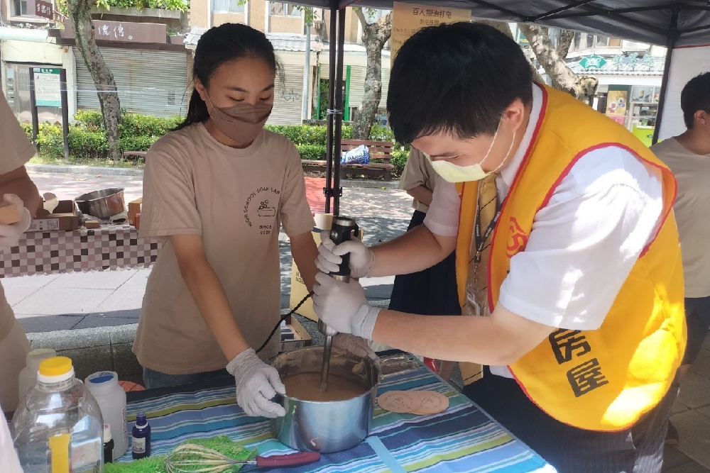 永慶房屋聯手永康里建立社區永續 百人響應回收油再製手工皂 11