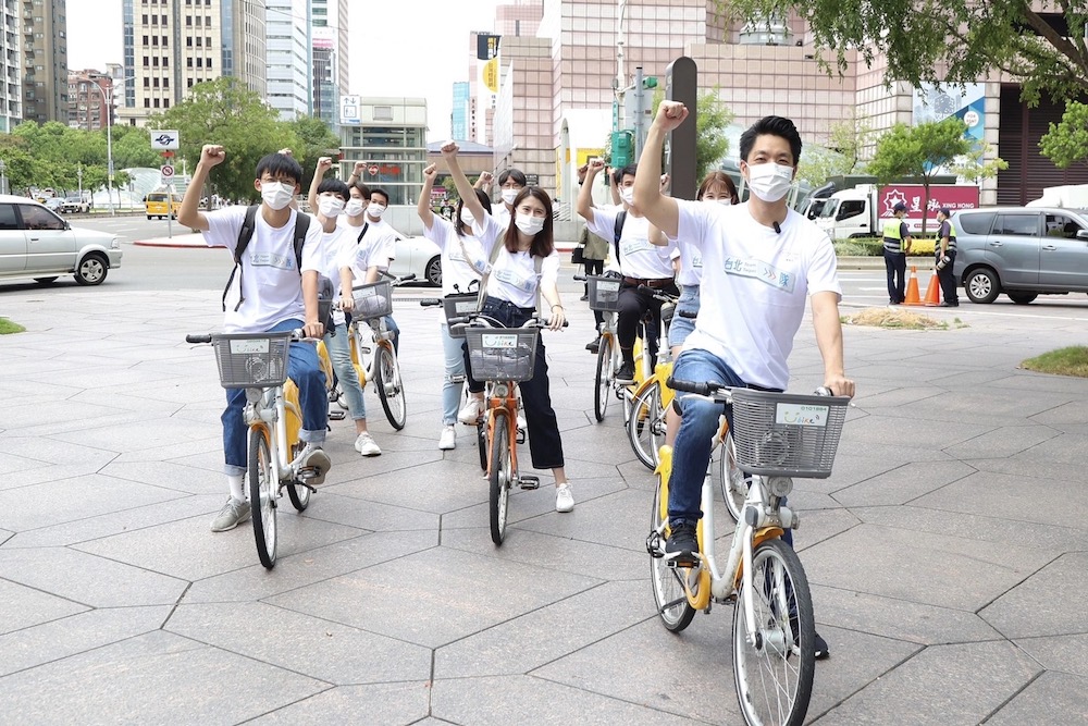 蔣萬安騎自行車現身登記 批：台北市蒙上一層灰