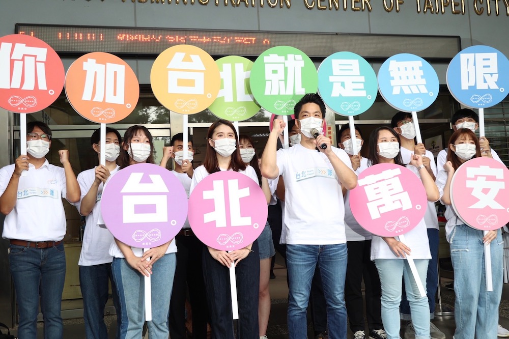 蔣萬安騎自行車現身登記 批：台北市蒙上一層灰 9