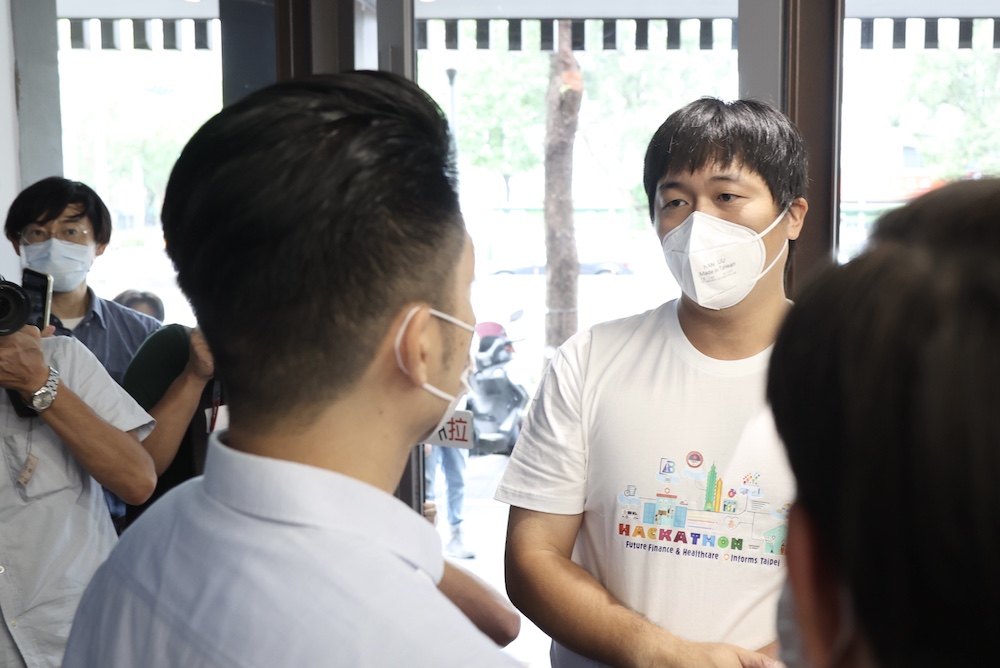 國民黨台北市長候選人蔣萬安6日發表長照政策三支箭。蔣萬安與路過聆聽的長照業者對談，長照業者肯定蔣的長照政策。