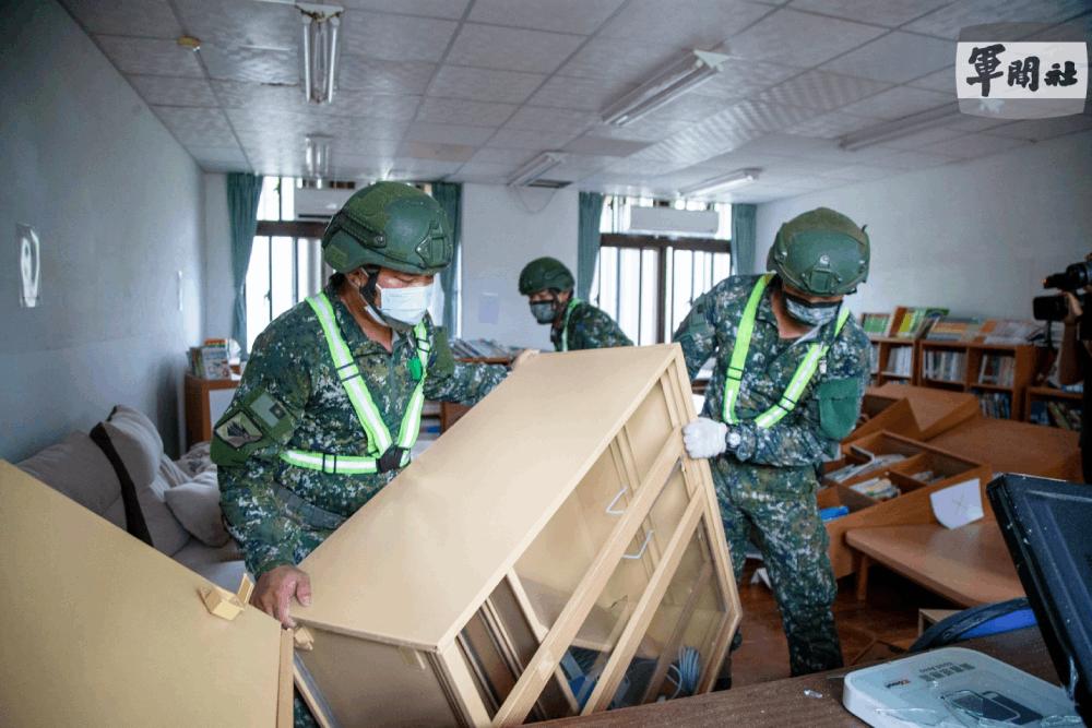 第二作戰區派遣兵力協助春日國小災後復原／照片：軍聞社